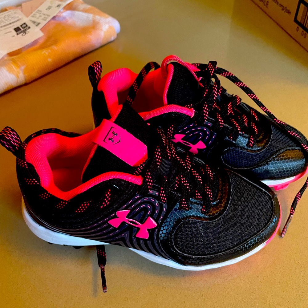 Kids size 12 softball cleats. They fit like an 11/11.5 run small.